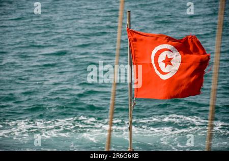 9 giugno 2023: Sfax, Tunisia. 09 giugno 2023. I migranti sub-sahariani che cercano di attraversare il Mediterraneo e raggiungere l'Italia sono intercettati dalla Guardia Nazionale Tunisina al largo delle coste di Sfax. La regione di Sfax, con i suoi 150 km di costa, è diventata di recente un importante centro per i migranti tunisini e sub-sahariani che tentano di attraversare il Mar Mediterraneo in un pericoloso viaggio per raggiungere l'Italia (Credit Image: © Hasan Mrad/IMAGESLIVE via ZUMA Press Wire) SOLO PER USO EDITORIALE! Non per USO commerciale! Credit: ZUMA Press, Inc./Alamy Live News Foto Stock