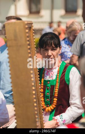 Myszyniec, Polonia - 09 2023 giugno - i partecipanti alla solenne processione in occasione della festa del Corpus Domini a Myszniec, un piccolo Kurpi Foto Stock