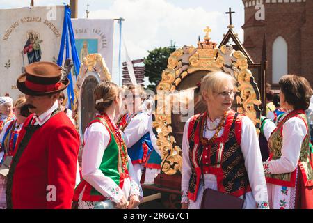 Myszyniec, Polonia - 09 2023 giugno - i partecipanti alla solenne processione in occasione della festa del Corpus Domini a Myszniec, un piccolo Kurpi Foto Stock