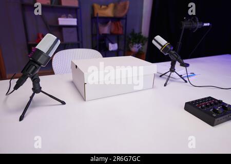 Due microfoni e scatola bianca sul tavolo in studio di beauty blogger Foto Stock
