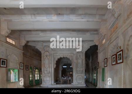 Jodhpur, Rajasthan, India - 20th ottobre 2019 : Sala decorata con esposizione dei ritratti dei righelli e Maharajas di Jodhpur, interno bello. Foto Stock