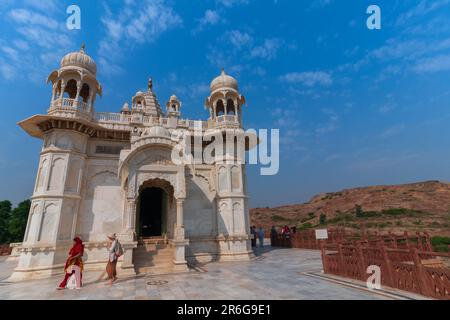 Jodhpur, Rajasthan, India - 20.10.2019 : visitatori che godono di bella architettura di Jaswant Thada cenotaph. Marmo Makrana che emette una calda luce. Foto Stock