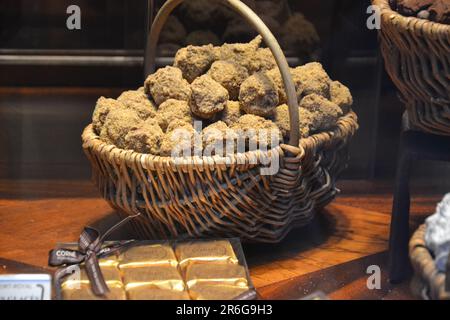 Cestino di tartufi al cioccolato, all'interno del negozio 'Les délices du Roy' di Bruxelles, ottobre 2017 15th. Foto Stock
