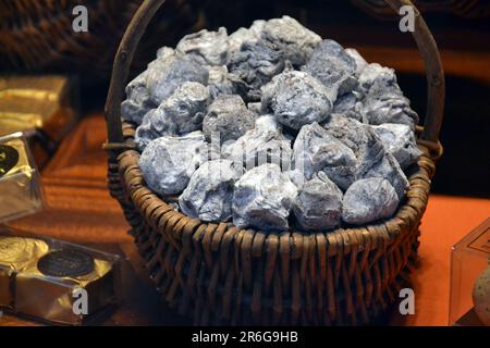 Cestino di tartufi al cioccolato, all'interno del negozio 'Les délices du Roy' di Bruxelles, ottobre 2017 15th. Foto Stock