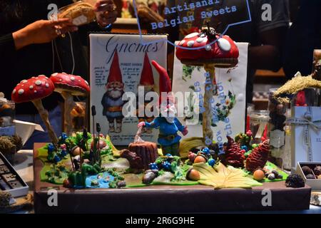 Vetrina del negozio di caramelle e cioccolatiere 'Elisabeth' di Bruxelles, ottobre 2017 15th. Focus sugli gnomi da giardino in cioccolato. Foto Stock