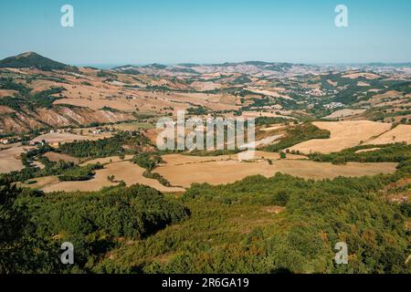 Vista sulle montagne dell'Appennino nelle Marche, nel Centro Italia Foto Stock