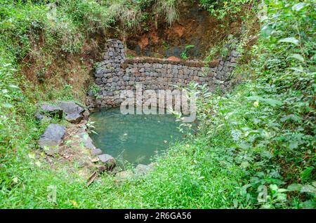 Aprire acqua di sorgente bene in un villaggio in India Foto Stock