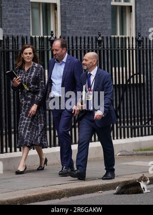 Foto del file datata 12/07/22 di (da sinistra a destra) ex staff di Boris Johnson, Samantha Cohen, Guto Hari e David Canzini fuori 10 Downing Street, Londra. Hari è stato nominato per ricevere un CBE (Comandante dell'Ordine dell'Impero britannico) mentre Cohen e Canzini, riceveranno un OBE (ufficiale dell'Ordine dell'Impero britannico) nella lista degli onori delle dimissioni da tempo attesa di Johnson, pubblicata dal Governo. Data di emissione: Venerdì 9 giugno 2023. Foto Stock