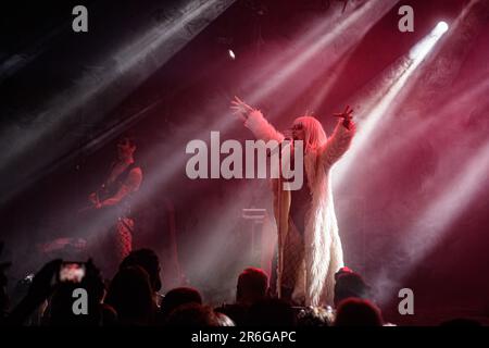 Lipsia, Germania. 27th maggio, 2023. Il gruppo tedesco Gausame Töchter si esibisce sul palco durante il festival Wave-Gotik-Treffen di Lipsia. Wave-Gotik-Treffen è un festival mondiale annuale per la musica 'dark' e la 'cultura 'dark' a Lipsia, Germania. Nel 2023 si è giocato dal 26 al 29 maggio e ha raccolto circa 20.000 visitatori e 200 band di diversi generi in diversi luoghi della città. (Foto di Yauhen Yerchak/SOPA Images/Sipa USA) Credit: Sipa USA/Alamy Live News Foto Stock