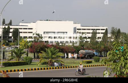 I legislatori pakistani arrivano in Parlamento per partecipare alla sessione di bilancio mentre il ministro delle Finanze Ishaq Dar svela il bilancio annuale per l'esercizio fiscale, a Islamabad. Dar ha svelato il bilancio federale per l'anno fiscale 2023-24 il venerdì esborso di rupie 14,7 trilioni di dollari. Il bilancio registra un deficit consolidato più elevato, superiore al 6 per cento del PIL, e include stanziamenti per vari programmi mirati volti ad attirare gli elettori nelle prossime elezioni generali. (Foto di Raja Imran Bahadar/Pacific Press) Foto Stock