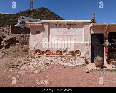 Segno dell'altitudine massima del Tizi N'Test Pass' sulle montagne dell'Atlante in Marocco Foto Stock