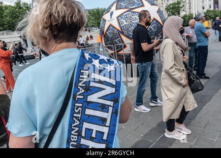 Istanbul, Turchia. 09th giugno, 2023. Gli appassionati di calcio si riuniscono a Piazza Taksim, il giorno prima della finale della Champions League. Credit: SOPA Images Limited/Alamy Live News Foto Stock