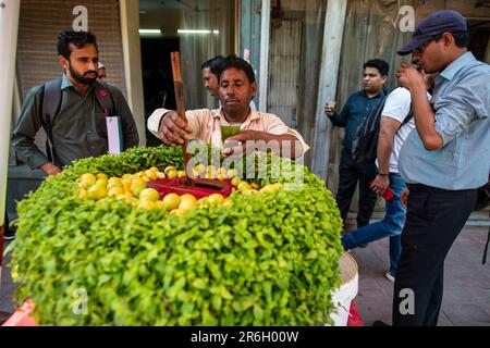 Nuova Delhi, India. 8th giugno, 2023. Un uomo visto servire Jaljeera (fatto con spezie, erbe di menta e Lemonade) ai suoi clienti in bazar chawri. Nell'estate scorciante la gente è usata per bere le varie bevande estive, per battere il calore nella capitale dell'India. (Credit Image: © Pradeep Gaur/SOPA Images via ZUMA Press Wire) SOLO PER USO EDITORIALE! Non per USO commerciale! Foto Stock