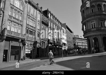 Diverse facciate a Porto City, 2015 agosto 17th. Concentrati su una strada con edifici degli anni '1900. Uno di questi e' probabilmente in stile Art Deco. Foto Stock