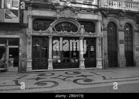 Porto, Portogallo - 17 agosto 2015 : facciata del Majestic Café in bianco e nero. E' in stile Art Nouveau. Foto Stock