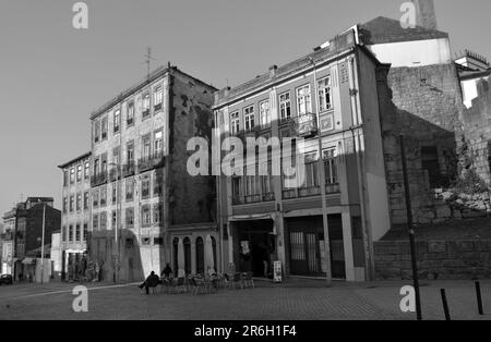 Diverse facciate a Porto City, 2015 agosto 17th. Concentrati su una piccola piazza con un bar, la gente beve caffè. Foto Stock