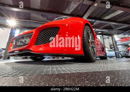 ROMANSHORN, SVIZZERA - 4 GIUGNO 2023: Red 2010 Ferrari 599 GTO nel museo Autobau erlebniswelt. Vista frontale inferiore Foto Stock