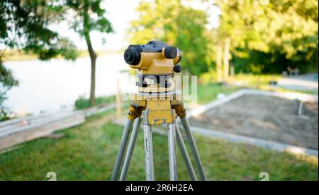 Teodolite attrezzature Surveyor sul cantiere. Topografia terrestre con strumenti di misurazione ottica. Teodolite sul sito. Misurazione sulla struttura Foto Stock