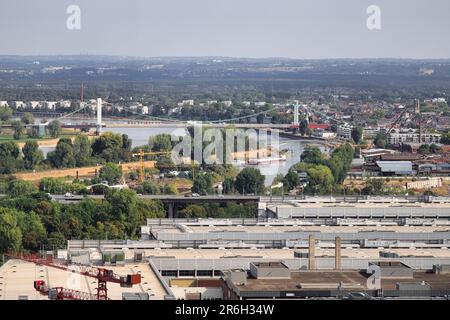 Una vista aerea di un vivace skyline della città e dei siti di costruzione vicino al fiume Reno a Colonia, in Germania Foto Stock