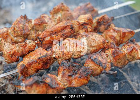 Gli spiedini di carne di maiale alla griglia Foto Stock