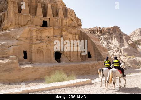 Tomba dell'Obelisco che si trova alle grotte d'ingresso di al-siq a Petra, Giordania Foto Stock