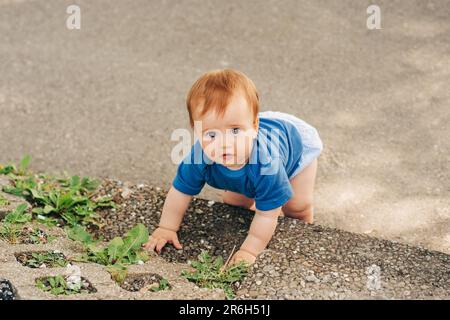 Adorabile bambino che sale le scale nel parco Foto Stock