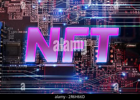 Abbreviazione NFT (non-fungibile token) sulla scheda madre del computer, vista dall'alto. Illustrazione dello schema della scheda a circuiti stampati Foto Stock