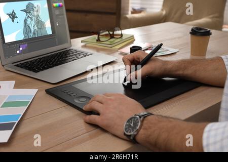 Animator lavorare con tablet grafico e notebook, primo piano. Illustrazione sullo schermo Foto Stock