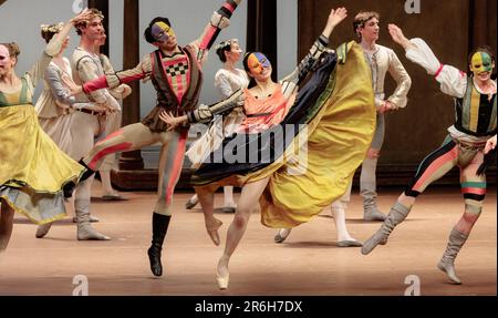 Amburgo, Germania. 09th giugno, 2023. I membri del gruppo ballano durante la prova fotografica di Romeo e Giulietta. La rinascita del balletto shakespeare alla musica di Sergei Prokofiev apre il 48th° giorno del Balletto di Amburgo il 11 giugno ed è considerata una speciale chiusura della stagione del 50th° anniversario del coreografo John Neumeier al Balletto di Amburgo . Credit: Markus Scholz/dpa/Alamy Live News Foto Stock