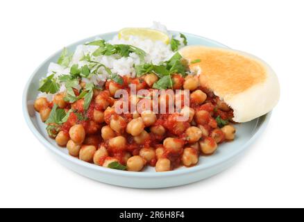 Delizioso curry di ceci, riso e focaccia isolato su bianco Foto Stock