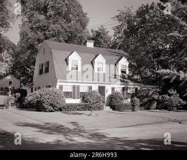 1940S 1950S CASA SUBURBANA A DUE PIANI CON TETTO DI GAMBREL CON TRE DORMITORI - B1612 HAR001 HARS VECCHIO STILE Foto Stock