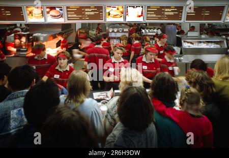 Sportello del primo ristorante fast food McDonald's a Mosca, Russia, Unione Sovietica nel 1991. L'originale ristorante con 900 posti a sedere in Piazza Pushkin nel centro di Mosca aveva 27 registratori di cassa quando aprì all'alba il 31 gennaio 1990, l'Unione Sovietica si concluse quasi 12 mesi più tardi. Nel 2022 McDonald’s ha smesso di funzionare con oltre 682 punti vendita in Russia dopo l’invasione russa dell’Ucraina. Foto Stock