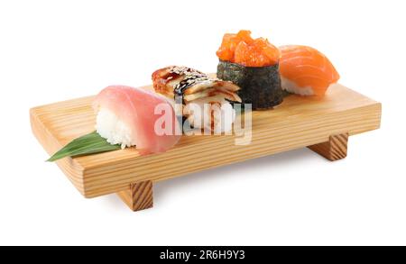 Vassoio in legno con delizioso sushi nigiri isolato su bianco Foto Stock