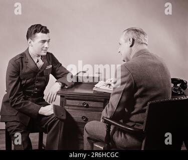 1940S UOMO WW2 VETERANO MARINO IN UNIFORME APPLICAZIONE E COLLOQUIO PER UN LAVORO POST GUERRA - M3329 HAR001 HARS COPIA SPAZIO MEZZA LUNGHEZZA MEDIO-ETÀ B&W MEDIO-ETÀ UOMO LIBERTÀ MARINA ABILITÀ SOGNI INTERVISTA PROFESSIONE ABILITÀ VECCHIAIA OLDSTERS HIGH ANGLE OLDSTER DISCOVERY GUERRA MONDIALE E GUERRA MONDIALE ORGOGLIO GUERRA MONDIALE SECONDA GUERRA MONDIALE II OPPORTUNITÀ DI LAVORO OCCUPAZIONI ANZIANI CONCETTUALE VETERANO MONDO GUERRA 2 DATORE DI LAVORO DIPENDENTE VET GIOVANE UOMO ADULTO APPLICANDO BIANCO E NERO ETNICITÀ CAUCASICA HAR001 VECCHIO STILE POST GUERRA Foto Stock