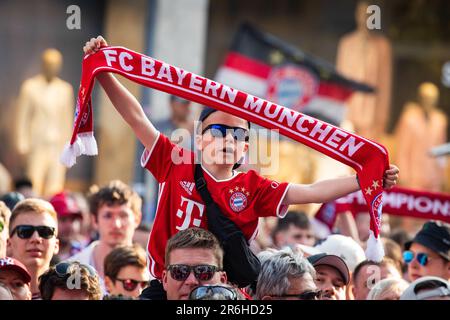 Monaco, Germania. 28th maggio, 2023. Fans bei der Meisterfeier der FC Bayern Herren und FC Bayern Damen am 28.5.2023 a München. -- sostenitori della Bundesliga Championship Celebration il 28 maggio 2023 a Monaco di Baviera, Germania. (Foto di Alexander Pohl/Sipa USA) Credit: Sipa USA/Alamy Live News Foto Stock