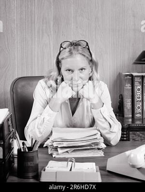 1970S DONNA BIONDA SGRUNTLED OVERWORK CHE APPOGGIA LA FACCIA SULLE SUE MANI GOMITI SULLA SCRIVANIA SOPRA UN MUCCHIO DI DOCUMENTI CHE GUARDA MACCHINA FOTOGRAFICA - O4384 HAR001 HARS COMUNICAZIONE BIONDA LAVORO CARTACEO PREOCCUPAZIONE STANCO STILE DI VITA INFASTIDITO FEMMINE LAVORI STUDIO SHOT MOODY COPY SPAZIO SIGNORE PERSONE TRASPORTO ESPRESSIONI DISTURBATI B&W INTERESSATI TRISTEZZA OCCHIO CONTATTO SOVRACCARICO COMPETENZE DI LAVORO COMPETENZE TESTA E SPALLE STUFI LAVORO OCCUPAZIONI DI UMORE SOFFIA IL GLUM FUGA DIPENDENTE DISGRUNTLED METÀ-ADULTO DONNA MID-ADULT MISERABILE NERO E BIANCO ETNICITÀ CAUCASICA HAR001 CHE LAVORA VECCHIO STILE Foto Stock