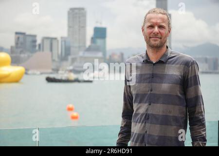 Hong Kong, Hong Kong. 09th giugno, 2023. Florentijn Hofman, il creatore delle "duplici anatre" si trova di fronte al porto Victoria. A partire dal 10th giugno 2023, l'attesissima mostra d'arte chiamata "Double Ducks", creata dall'artista olandese Florentijn Hofman, apre ufficialmente al pubblico al Victoria Harbor di Hong Kong. La mostra presenta due enormi anatre gonfiabili. E questo segna la seconda visita della gigantesca anatra gonfiabile a Hong Kong, con la prima che si è svolta un decennio fa. (Foto di Michael ho Wai Lee/SOPA Images/Sipa USA) Credit: Sipa USA/Alamy Live News Foto Stock