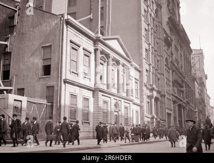 1900S LA VECCHIA FACCIATA DELL'UFFICIO DI SAGGIO DI WALL STREET È STATA RIMOSSA ED ERETTA COME ENTRATA ALL'ALA AMERICANA DEL METROPOLITAN MUSEUM NYC USA - Q45833 CPC001 HARS E NYC IMMOBILIARE NEW YORK STRUTTURE CITTÀ METROPOLITAN EDIFICIO NEW YORK CITY FACADE MUSEUM D'ARTE IL MET NERO E BIANCO GEORGIANO VECCHIO STILE CONSERVAZIONE Foto Stock