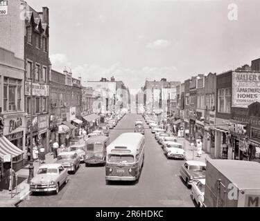 1950S 1957 PEDONI AUTO AUTOBUS CONSEGNA CAMION TRAFFICO 82ND STREET SHOPPING QUARTIERE JACKSON HEIGHTS QUEENS LONG ISLAND NYC USA - Q57376 CPC001 HARS FEMMINE STATI UNITI COPIA SPAZIO SIGNORE PERSONE NEGOZI QUEENS STATI UNITI D'AMERICA AUTO MASCHI NY TRASPORTO B&W NORTH AMERICA SHOPPER NORTH AMERICAN ACQUIRENTI AD ALTA ANGOLAZIONE SERVIZIO CLIENTI VEICOLO A MOTORE AUTOS OPPORTUNITÀ ESTERNA NYC OCCUPAZIONI NEGOZI NUOVO YORK 1957 AUTOMOBILI CITTÀ VEICOLI NEW YORK CITTÀ QUEENS BOROUGH 82ND BOROUGH AUTOBUS COMMERCIO ALTEZZE TRANSITO NERO E BIANCO IMPRESE VEICOLI A MOTORE DISTRICT JACKSON VECCHIO STILE Foto Stock