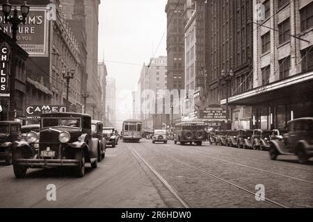 1930S SHOPPING QUARTIERE DEL TEATRO MARQUEE MOSTRA 1934 FILM DI MUSICA IN ARIA GLORIA SWANSON EUCLID AVENUE CLEVELAND OHIO USA - Q74158 CPC001 HARS AUTOS LOW ANGLE GRANDE MAGAZZINO CARRELLO CLEVELAND AUTOMOBILI CITTÀ VEICOLI HIPPODROME OHIO 1934 NERO E BIANCO QUARTIERE VECCHIO STILE STATI D'AMERICA Foto Stock