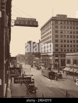 1920S TRAM SOPRAELEVATO ALL'ANGOLO DI BROADWAY, UN HOTEL E UN PADIGLIONE DEL CINEMA PER LA STRADA DEL CINEMA ALLA ROVINA IN GARY INDIANA USA - Q74982 CPC001 HARS AUTOMOBILE ANGOLO EDIFICI INTRATTENIMENTO TRASPORTO B & N FILM NORD AMERICA SHOPPER NORD AMERICA GLI ACQUIRENTI SOGNI STRUTTURA ALTA ANGOLO CINEMA PROPRIETÀ AUTOS IN DEI NEGOZI CARRELLO INDIANA STRUTTURE IMMOBILIARI AUTOMOBILI VEICOLI SOPRAELEVATI EDIFICE MOTION PICTURE MOTION PICTURES BROADWAY COMMERCE GROWTH HOTELS IMPRESE IN BIANCO E NERO MIDWEST VECCHIO STILE Foto Stock