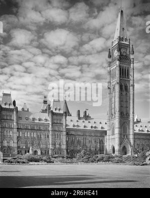 1950S LA GUERRA MONDIALE UNA TORRE DI PACE COMPLETATA NEL 1922 SU PARLIAMENT HILL OTTAWA ONTARIO CANADA - R4432 HAR001 HARS POLITICA CAPITALE GOTHIC REVIVAL IMMAGINAZIONE OTTAWA COMMEMORAZIONE 1922 ARMISTIZIO CARILLON CREATIVITÀ GROTTESCHE GUERRA MONDIALE UN WW1 1918 BIANCO E NERO CAMPANILE CHE TERMINA HAR001 PARLAMENTO VECCHIO STILE Foto Stock