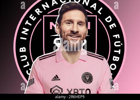 Lionel messi con la maglia Inter Miami e lo scudo della squadra sullo sfondo Foto Stock