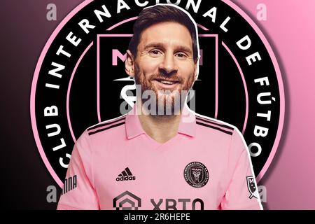 Lionel messi con la maglia Inter Miami e lo scudo della squadra sullo sfondo Foto Stock