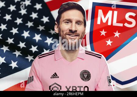 Lionel messi con la maglia Inter Miami, lo scudo MLS e la bandiera USA sullo sfondo Foto Stock