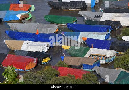 Mumbai, Maharashtra, India. 9th giugno, 2023. Le barche da pesca coperte di teloni sono viste ancorate sulla riva di un torrente prima che la stagione monsonica inizi alla periferia di Mumbai. La pesca si ferma durante la stagione monsonica, poiché è tempo di allevamento per i pesci e il mare è ruvido a causa della pioggia. i pescatori trascorrono del tempo a riparare le reti, a riparare e ad oliare le loro barche e tendono a svolgere lavori che spesso ignorano negli altri mesi. (Credit Image: © Ashish Vaishnav/SOPA Images via ZUMA Press Wire) SOLO PER USO EDITORIALE! Non per USO commerciale! Credit: ZUMA Press, Inc./Alamy Live News Foto Stock