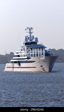 Kaos è un super yacht del valore di $110m 300m NAVIGATO da londra e viene raffigurato passando Gravesend. Il magnifico superyacht è di proprietà di Nancy Walton Lauri Foto Stock