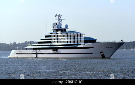 Kaos è un super yacht del valore di $110m 300m NAVIGATO da londra e viene raffigurato passando Gravesend. Il magnifico superyacht è di proprietà di Nancy Walton Lauri Foto Stock