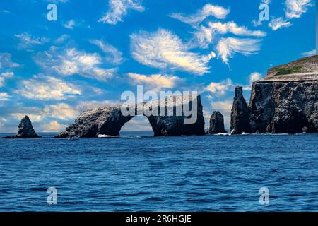 Vista sull'isola di Anacapa da una barca nel Parco Nazionale delle Isole del canale Foto Stock