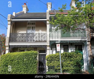 687 porte di case con terrazza in stile filigrano vittoriano con fregio in ghisa su Glenmore Road, Paddington. Sydney-Australia. Foto Stock